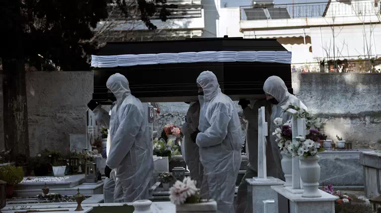 Οι μπαλωθιές και το τελευταίο αντίο της μάνας | Ελλάδα ...