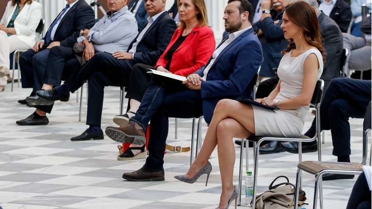 Το "χαρτί Αχτσιόγλου"- Ποιοί προωθούν σενάρια συμπροεδρίας εν αγνοία της 3 Έφη Αχτσιόγλου: Έκλεψε τις εντυπώσεις με το μίνι φόρεμά της στο Ζάππειο... | Πολιτική Ειδήσεις