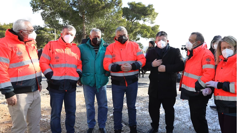Γιώργος Πατούλης με ομάδα διασωστών