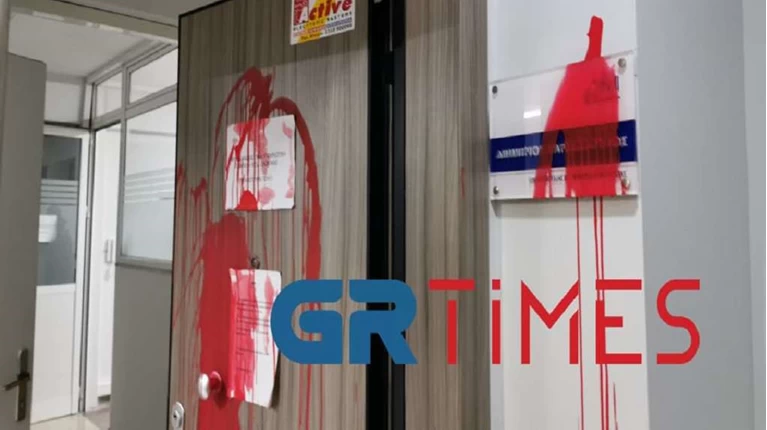 Επίθεση στο γραφείο του Βαρτζόπουλου