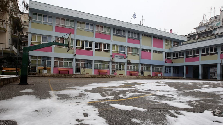 Sxoleia Poy 8a Leitoyrghsoyn Ayrio Kai Poy 8a Parameinoyn Kleista Ellada Eidhseis