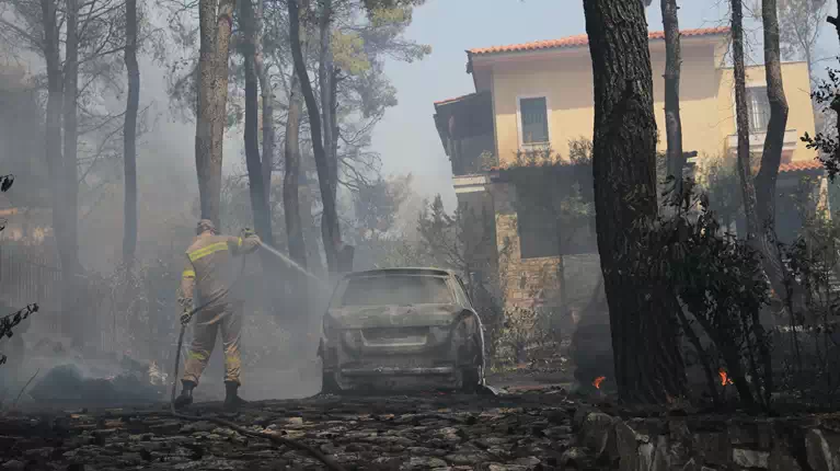 Πάτρα: 16χρονος έκαιγε αυτοκίνητα με τις κάλτσες του | Ελλάδα Ειδήσεις