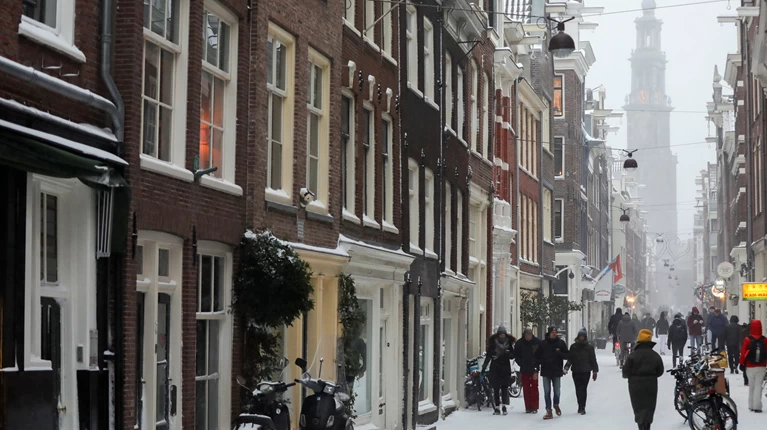 Ollandia Leyko Peplo Tyli3e To Amsterntam Isxyrh Xiono8yella Sarwnei Die8nh Eidhseis