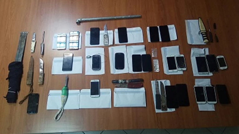 Αυτοσχέδια σουβλια, κινητά και έναν σωλήνα βρέθηκαν σε νέα έφοδο των αρχών σε κελιά, στις φυλακές Δομοκού