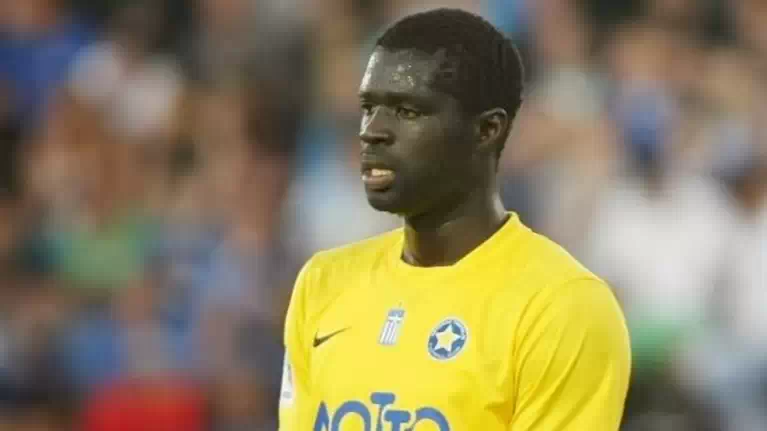 Sankare Η κεδ συμφωνεί ότι δεν πρόκειται για παράβαση πέναλτι, καθώς ο ποδοσφαιριστής εντός του τείχους πηδά έχοντας τα χέρια του εντός του σώματός του και συνεπώς. sankare