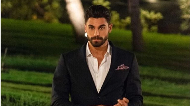 Παναγιωτησ Bachelor : The Bachelor Panagiwths Kai Nikol Ala Tzak Kai Rooyz Ston Titaniko In Gr ...