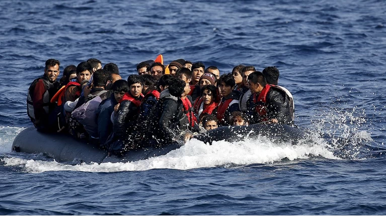 Ενοπλοι μασκοφόροι επιτίθενται σε βάρκες προσφύγων στο Αιγαίο