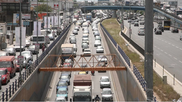 Ουρές χιλιομέτρων και δύο τραυματίες από καραμπόλα στον Κηφισό