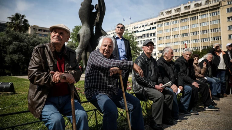 Kατατέθηκε το ασφαλιστικό - Τι αλλάζει σε μισθούς & συντάξεις
