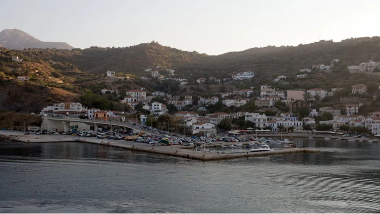Από τα μποφόρ άνοιξε στη μέση ο νέος μόλος στο λιμάνι του Εύδηλου Ικαρίας