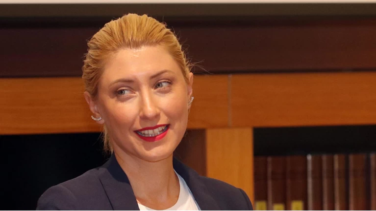 Σία Κοσιώνη: Με κατακόκκινο φόρεμα και τον γιο της αγκαλιά σε φωτογράφηση
