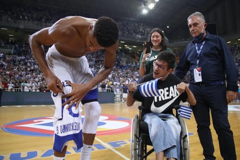 ΑΝΤΕΤΟΚΟΥΝΜΠΟ ΦΑΝΕΛΑ