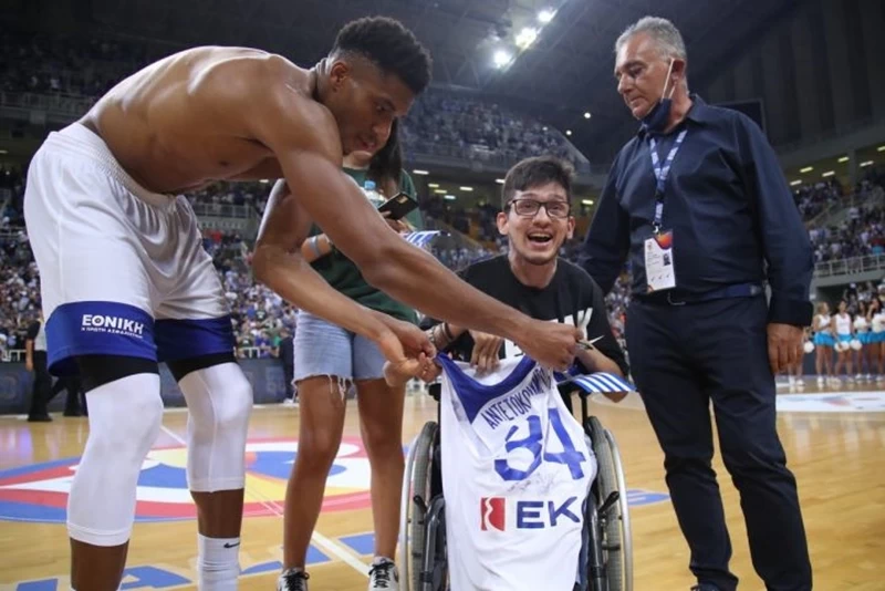 ΑΝΤΕΤΟΚΟΥΝΜΠΟ ΦΑΝΕΛΑ